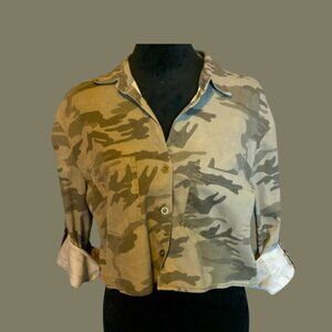 Sneak Peek Camouflage Cropped Jacket. Women’s size Small.  Great condition.